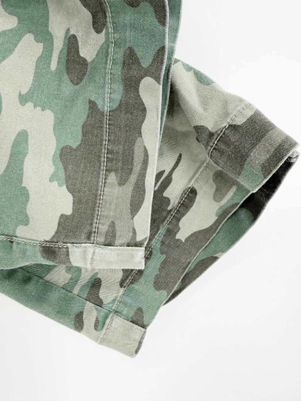 Universal Thread Camo women's mid-rise utility cargo pants Green size 6s - Picture 3 of 10